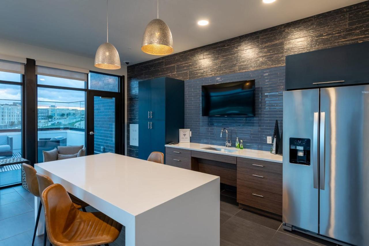 Flexhome Skywalk To Fiserv U3 With Rooftop, Gym, And Parking Milwaukee Exterior photo