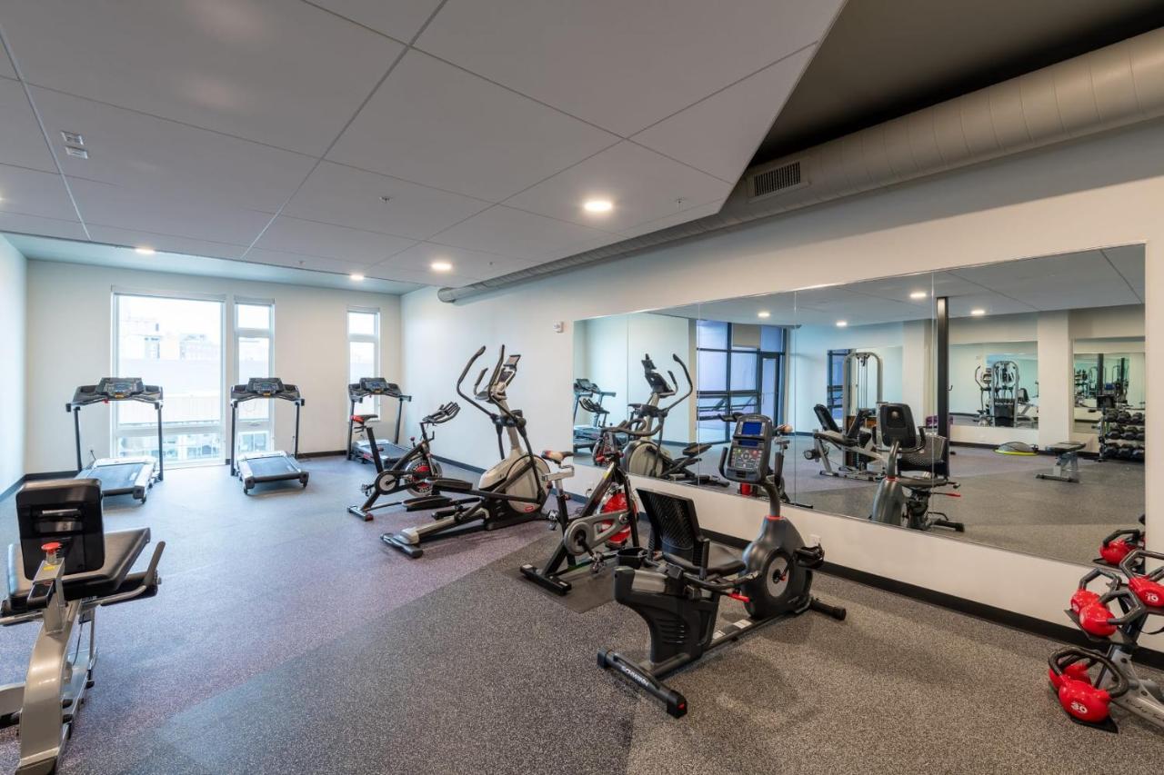 Flexhome Skywalk To Fiserv U3 With Rooftop, Gym, And Parking Milwaukee Exterior photo